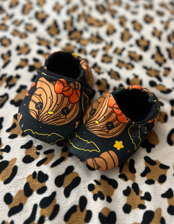 Concha Kitty Baby Booties